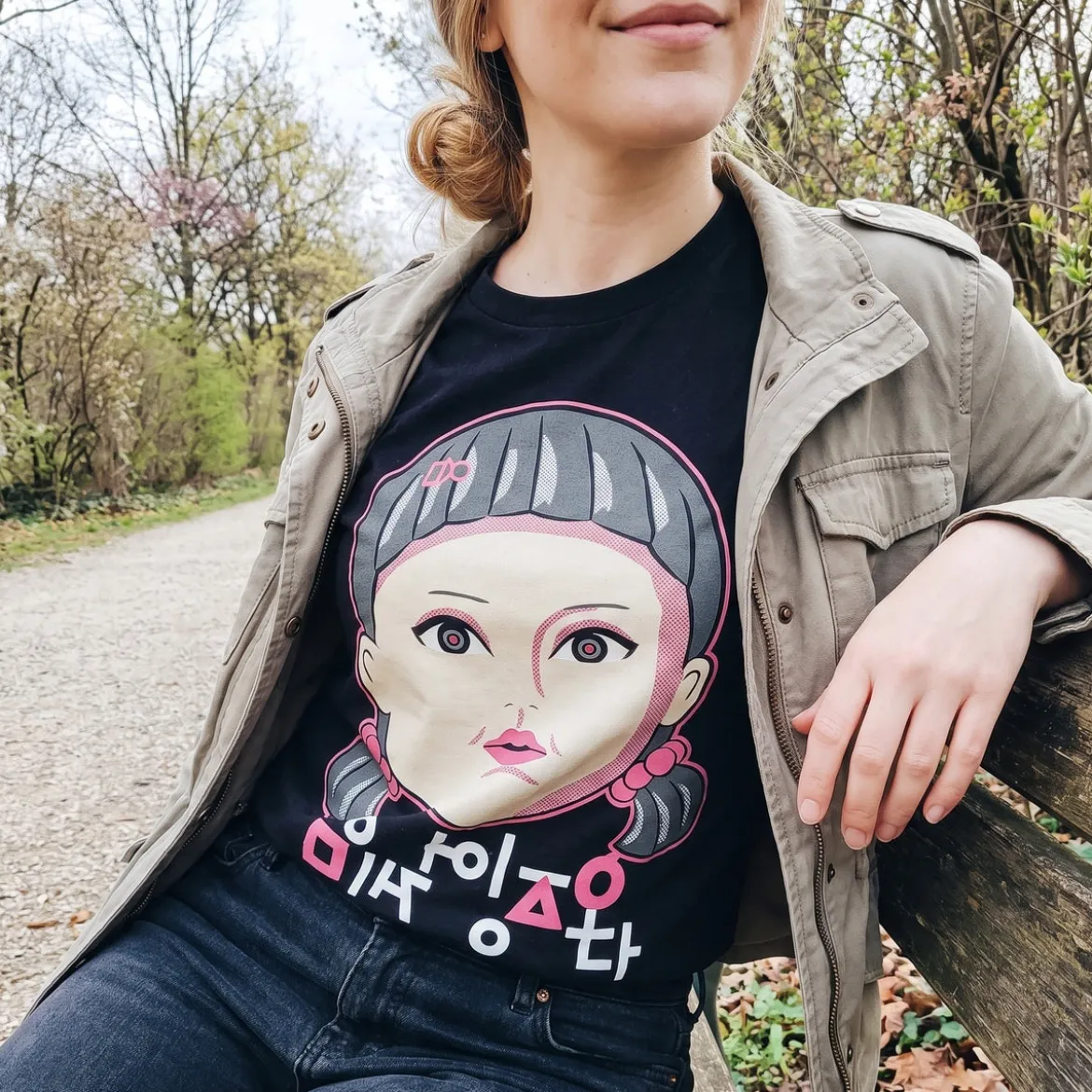 Squid Game - Young-Hee Doll T-Shirt schwarz