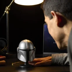 Star Wars - Mandalorian Mini Helm Replik auf Base