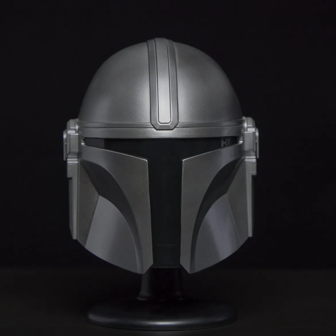 Star Wars - Mandalorian Mini Helm Replik auf Base