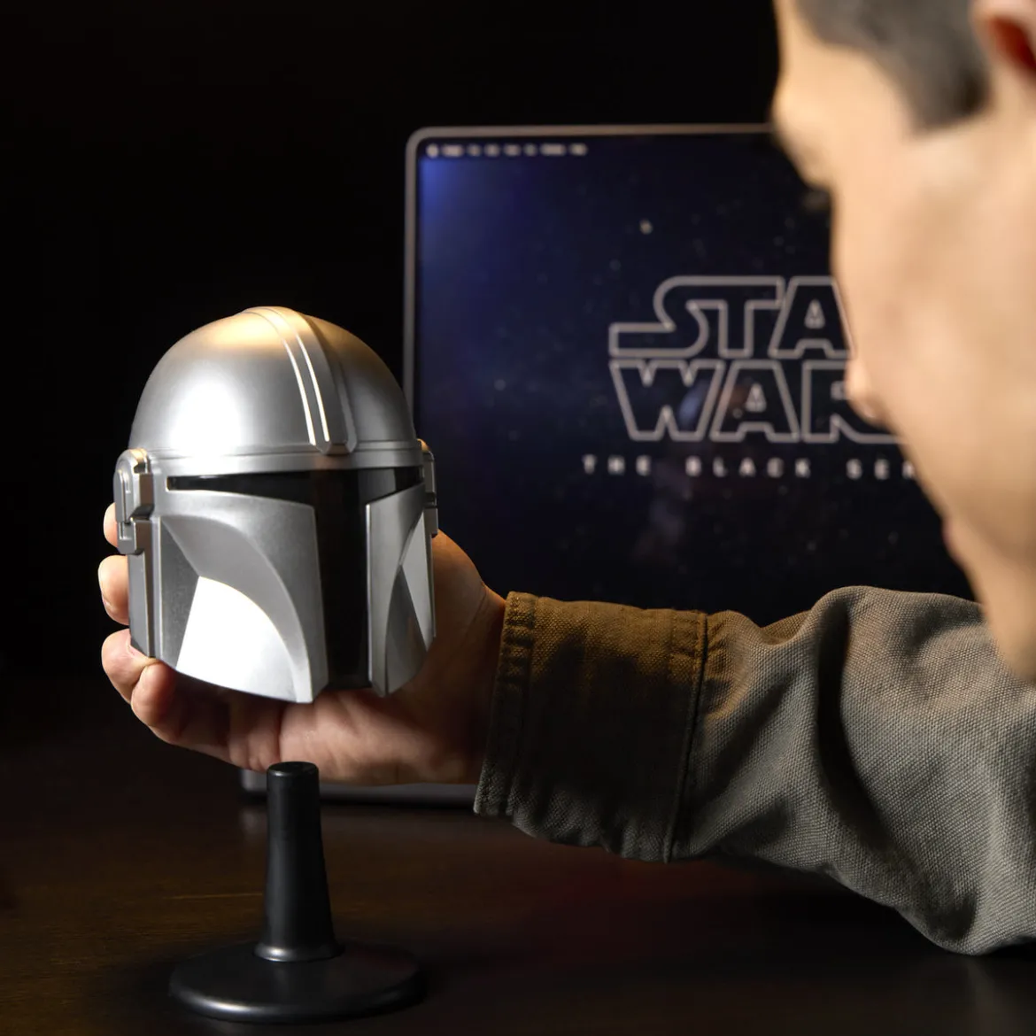 Star Wars - Mandalorian Mini Helm Replik auf Base