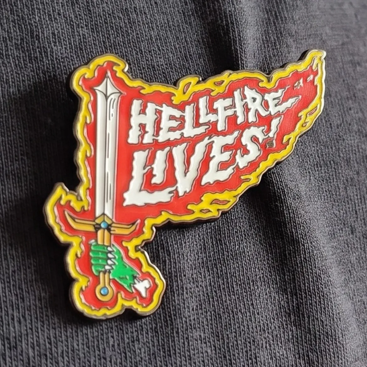 Stranger Things Ansteck-Pin Hellfire Lives Limited Edition