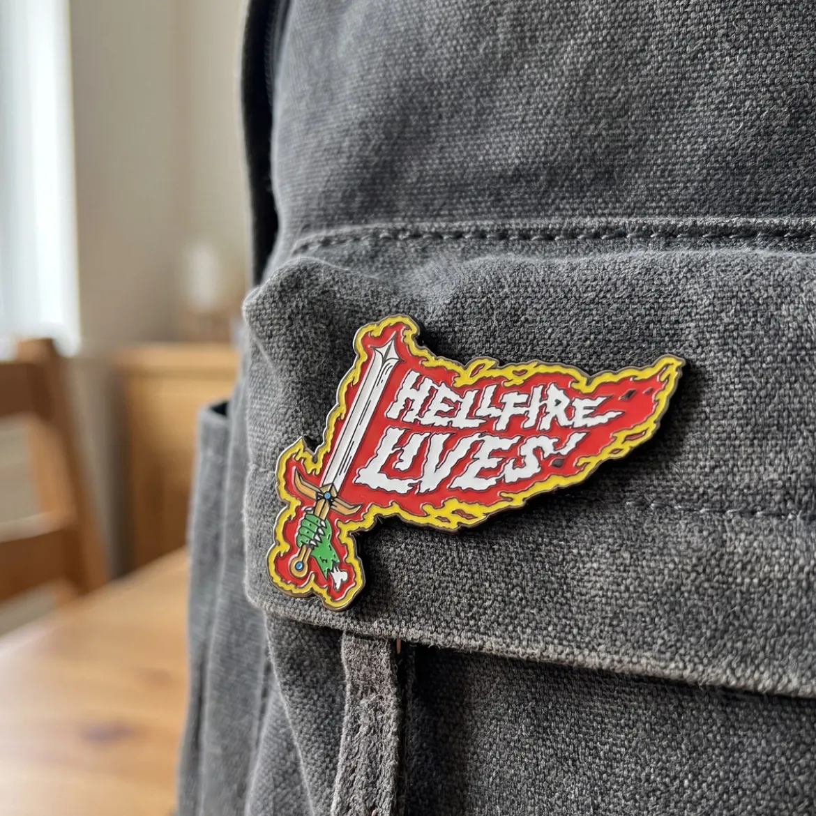 Stranger Things Ansteck-Pin Hellfire Lives Limited Edition