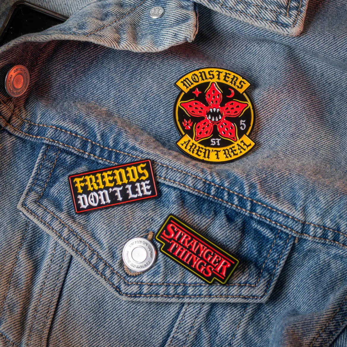 Stranger Things - Friends Pins 3er Set