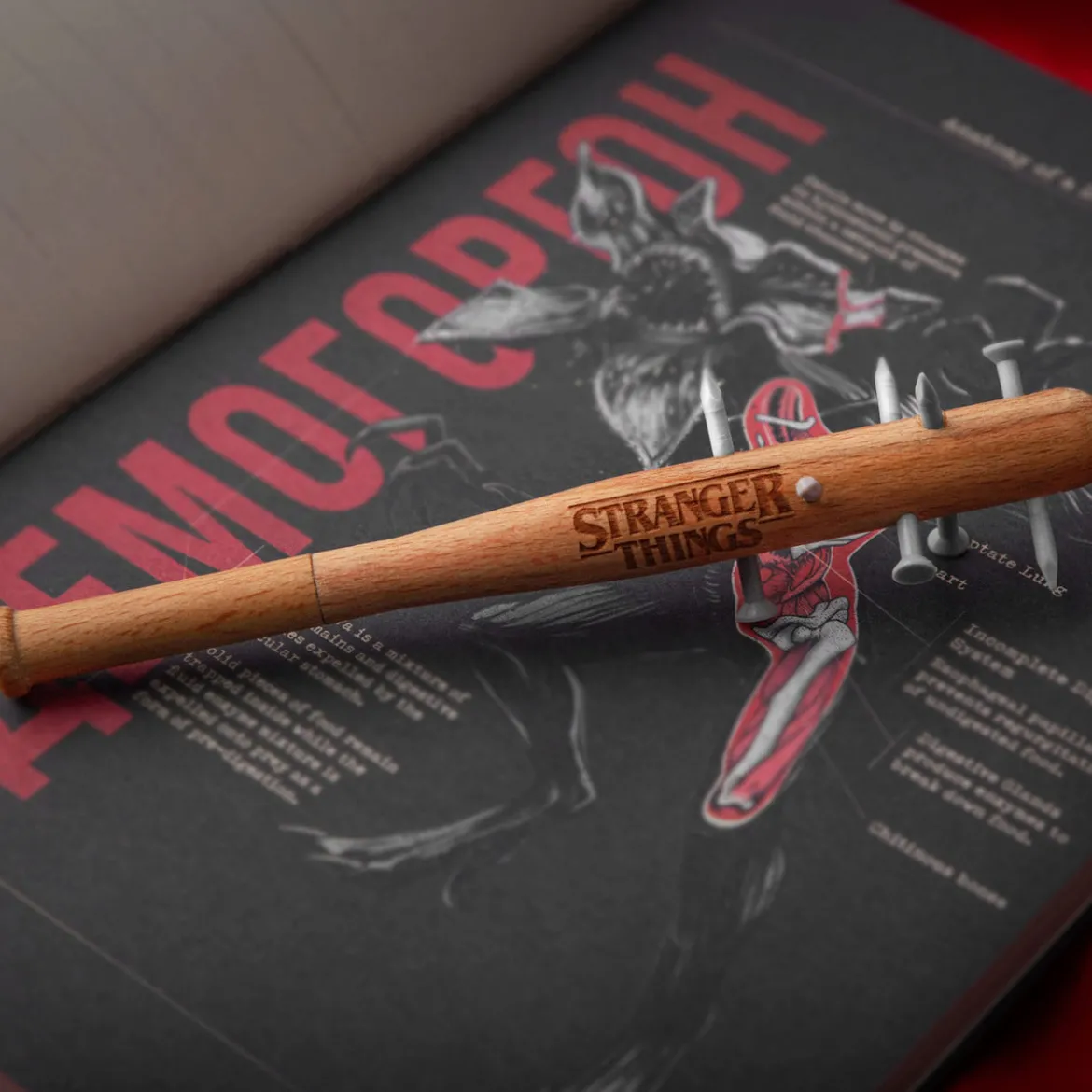Stranger Things Stachelige Schlägerkugelschreiber & Stranger Things Anstecknadel