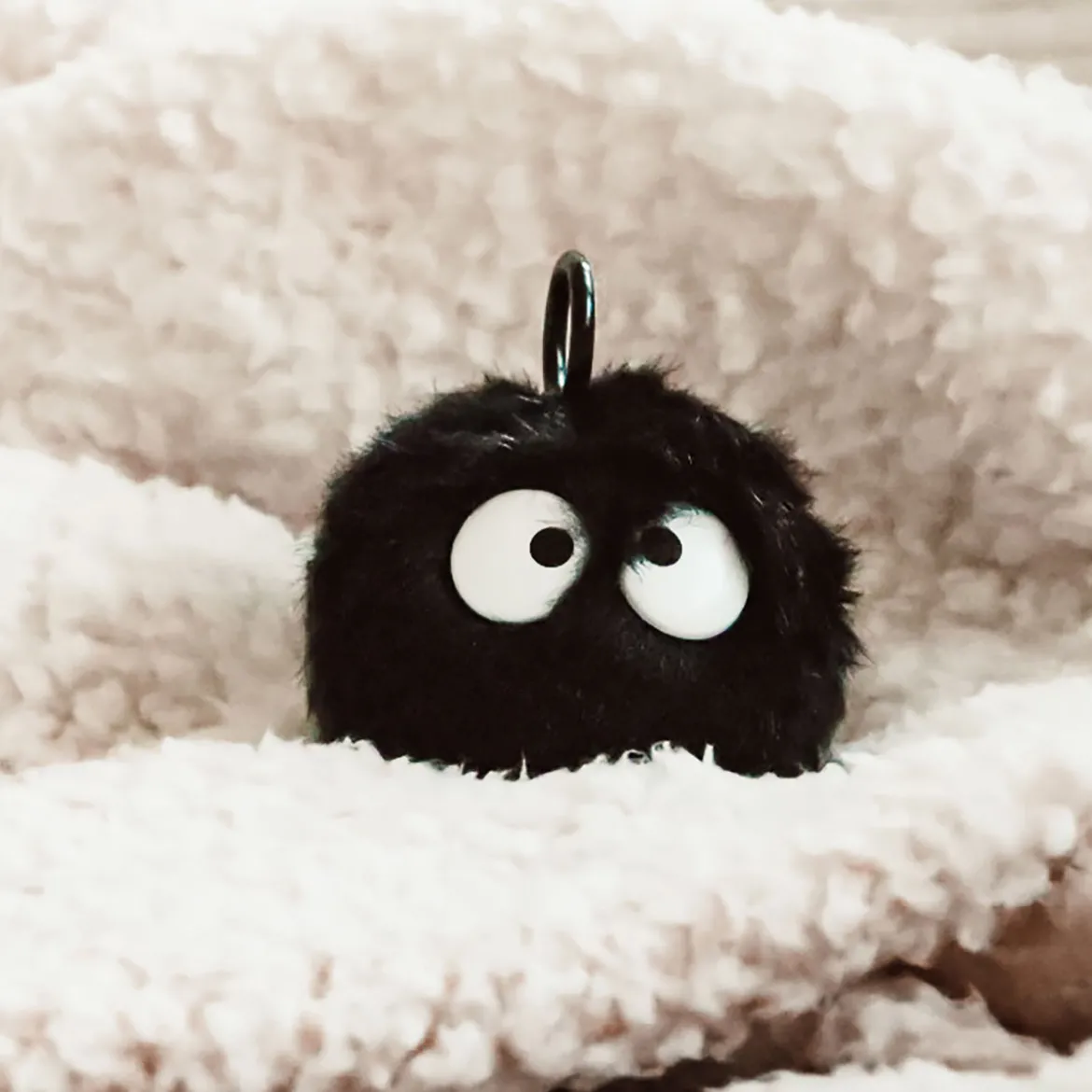 Totoro - Rußmännchen Plüsch Figur mit Vibrationseffekt schwarz