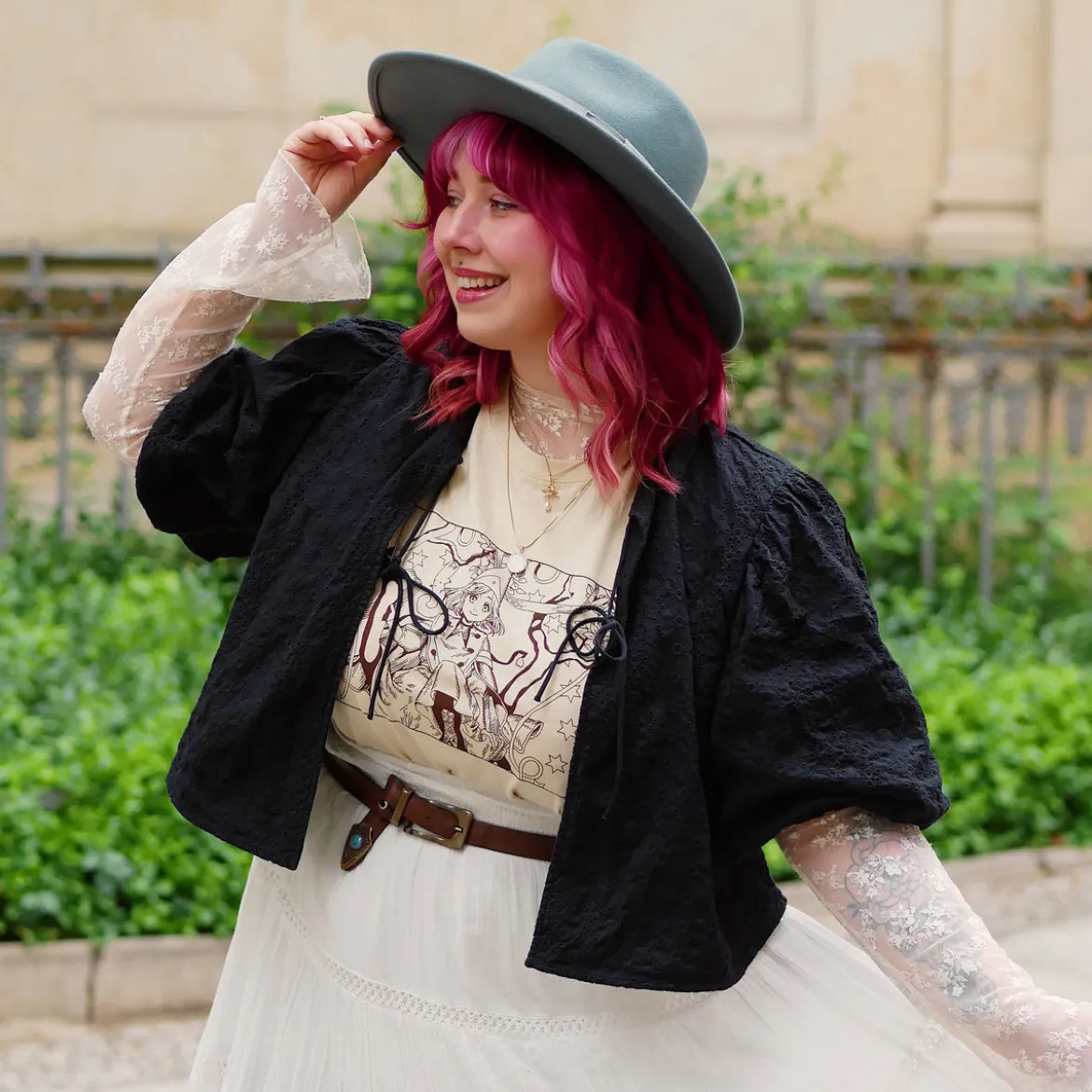 T-Shirt für Coco und Atelier of Witch Hat Fans beige