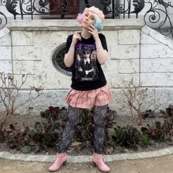 Wednesday mit Enid und Eugene Collage T-Shirt schwarz