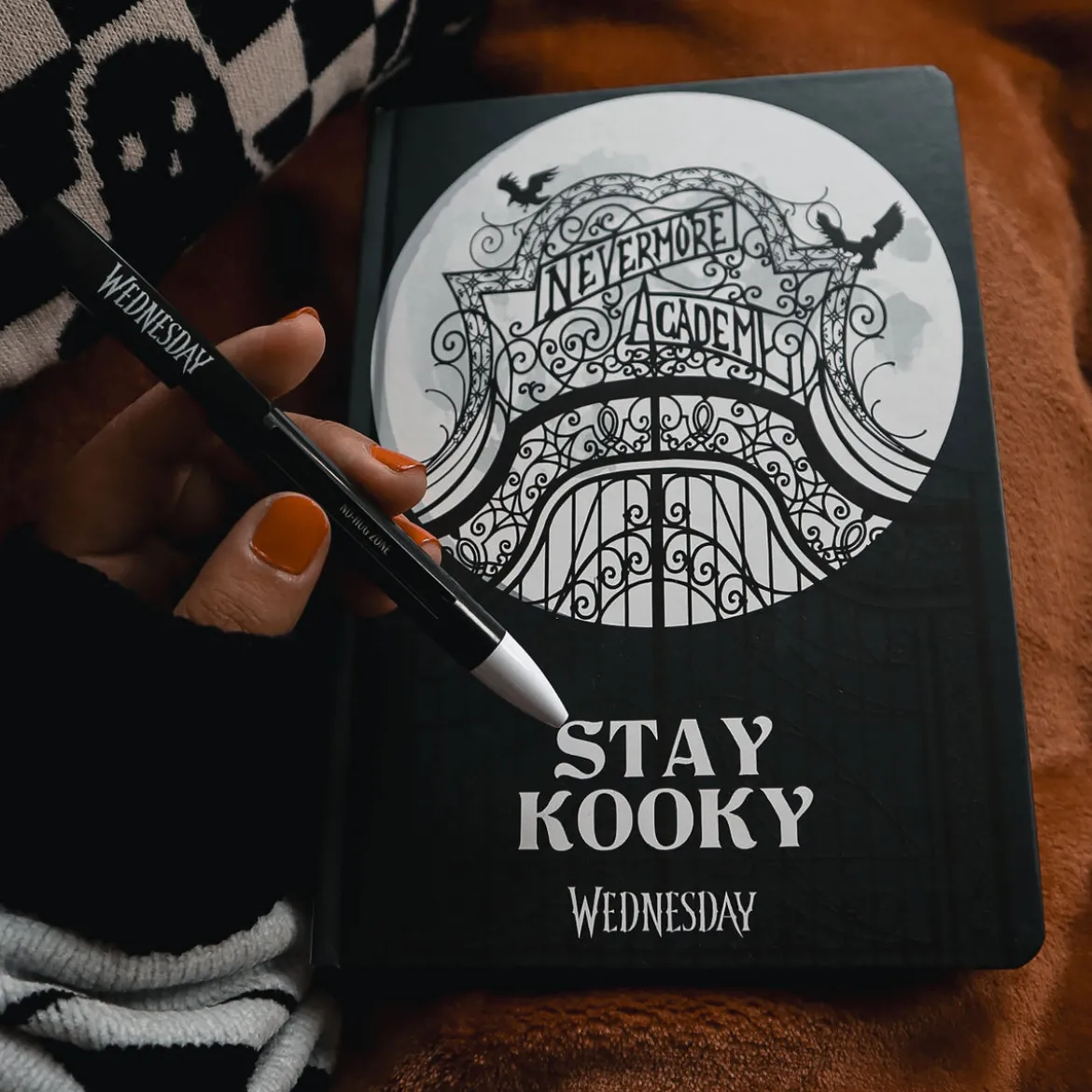 Wednesday - Stay Kooky Notizbuch mit Kugelschreiber