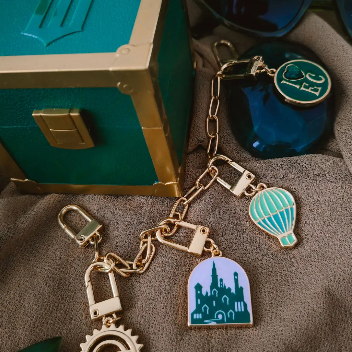 Wicked - Emerald City Koffer mit Charm Armband