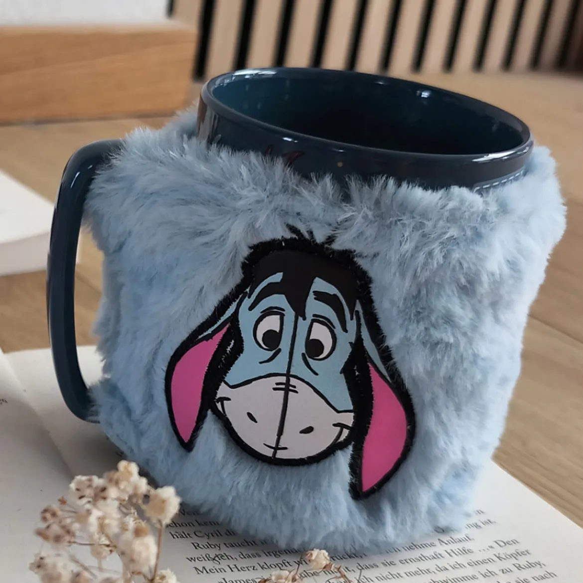 Winnie Puuh - I-Aah Tasse mit Plüschüberzug