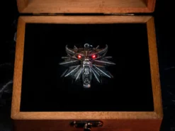 Witcher - Wild Hunt Medaillon mit LED Augen in Geschenkbox