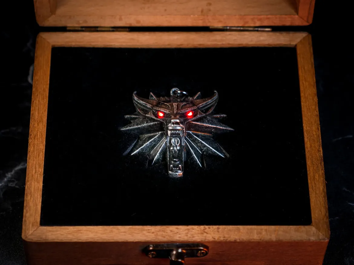 Witcher - Wild Hunt Medaillon mit LED Augen in Geschenkbox