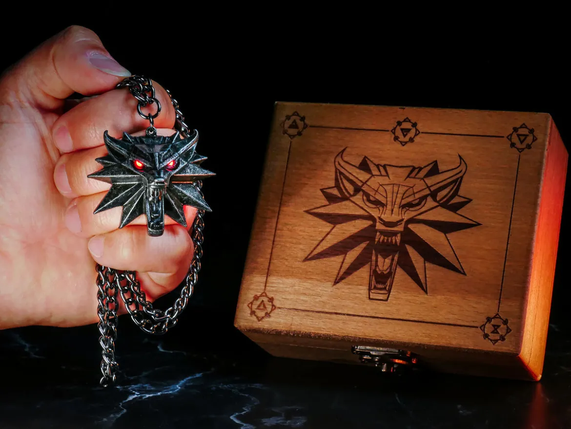 Witcher - Wild Hunt Medaillon mit LED Augen in Geschenkbox
